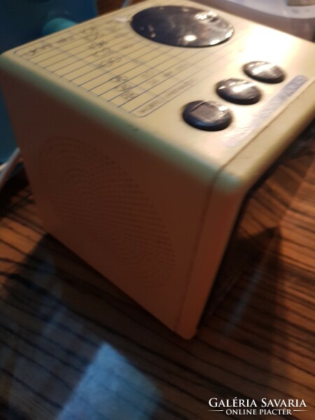 Retro cube radio