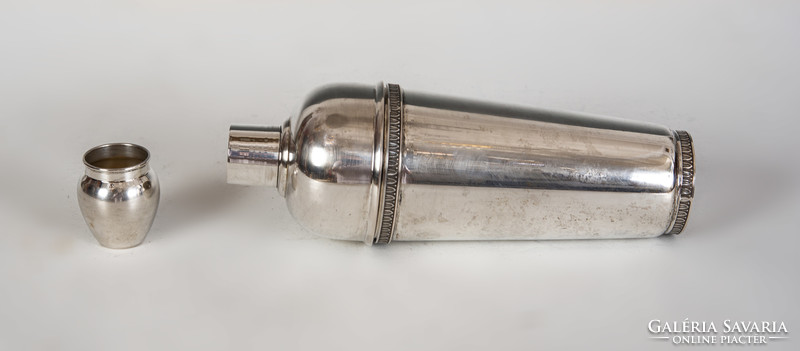 Silver shaker with acanthus leaf decoration