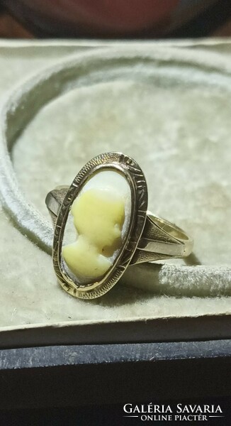 Arany gyűrű  amiben kámea dísz van. XIX sz vége