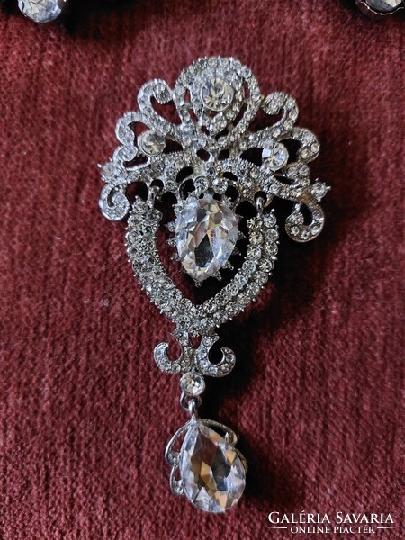 Vintage crystal brooch + clips in a velvet box