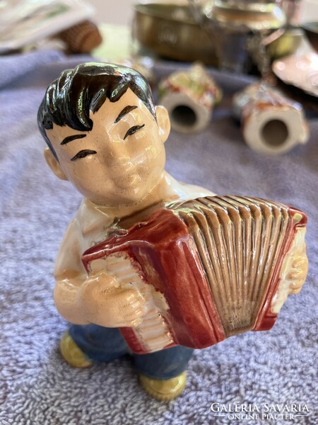 Kínai harmonikás porcelán kisfiú figura