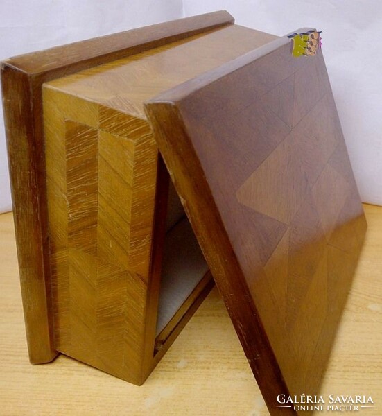 Decorative veneered, leather-lined jewelery or cigar box, from the 1920s