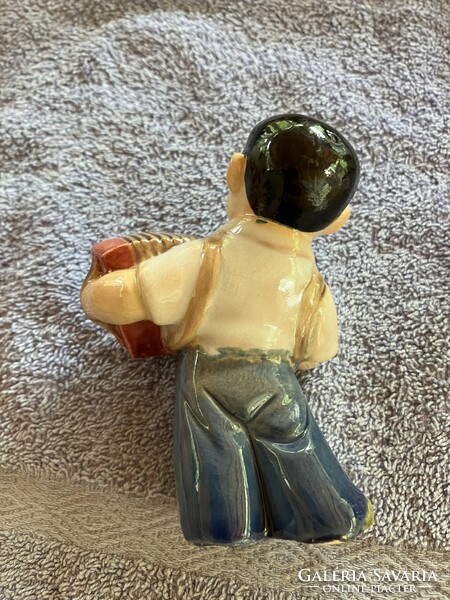 Kínai harmonikás porcelán kisfiú figura