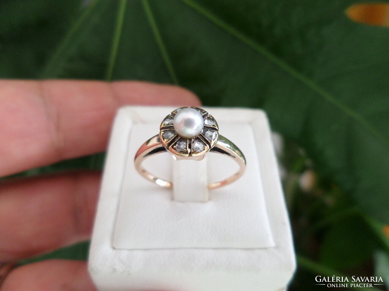 Antique gold ring with pearls and diamonds