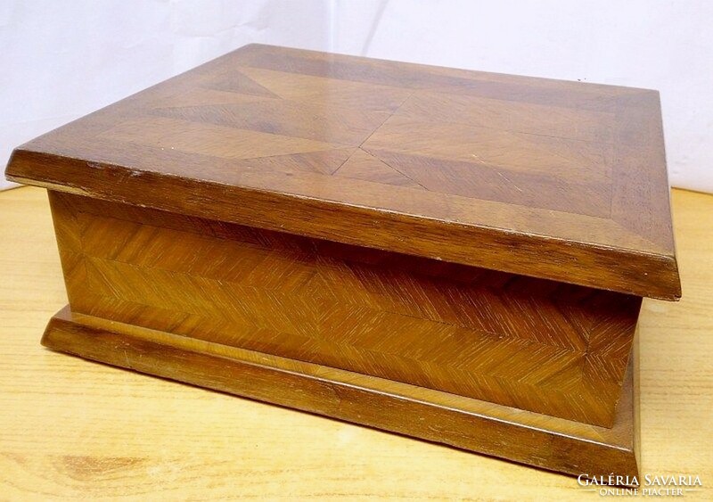 Decorative veneered, leather-lined jewelery or cigar box, from the 1920s