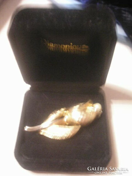 Gold-plated large size brooch pearl in decorative box with safety lock pin at the end, sold as a gift