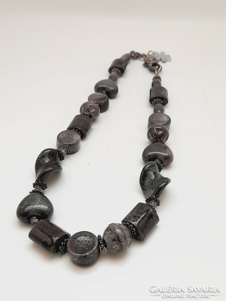 Szürke kerámia gyöngyökből nyaklánc, BUBA, 48 cm
