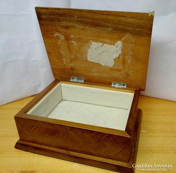 Decorative veneered, leather-lined jewelery or cigar box, from the 1920s