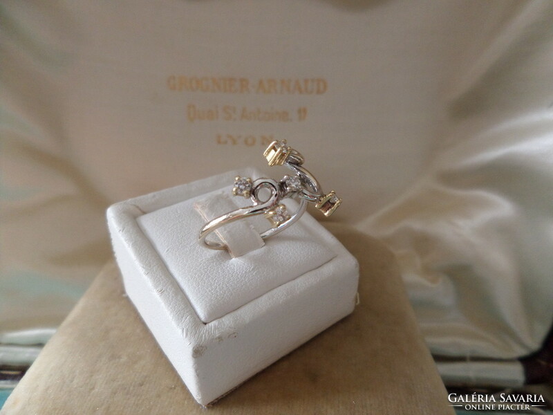 Modern white gold ring with glasses