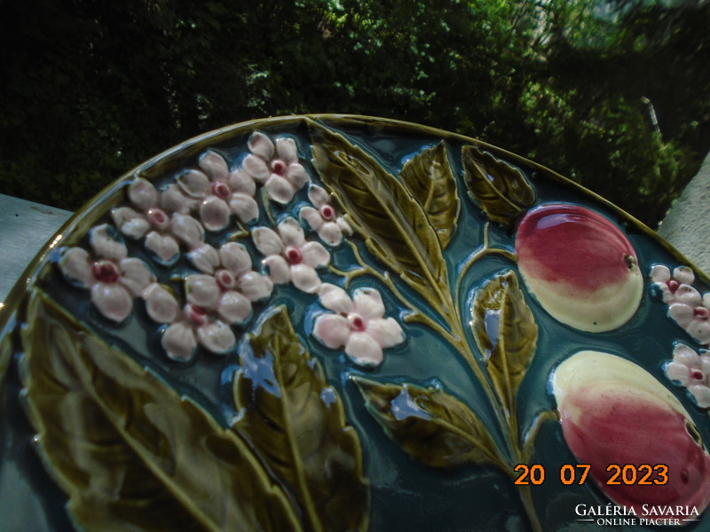 19.sz francia MAJOLIKA talpas tortatál dombor barack virág és gyümölcs kézzel festett mintákkal