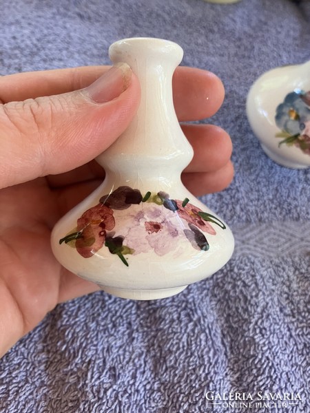 Szlávos virágos festésű kicsi váza