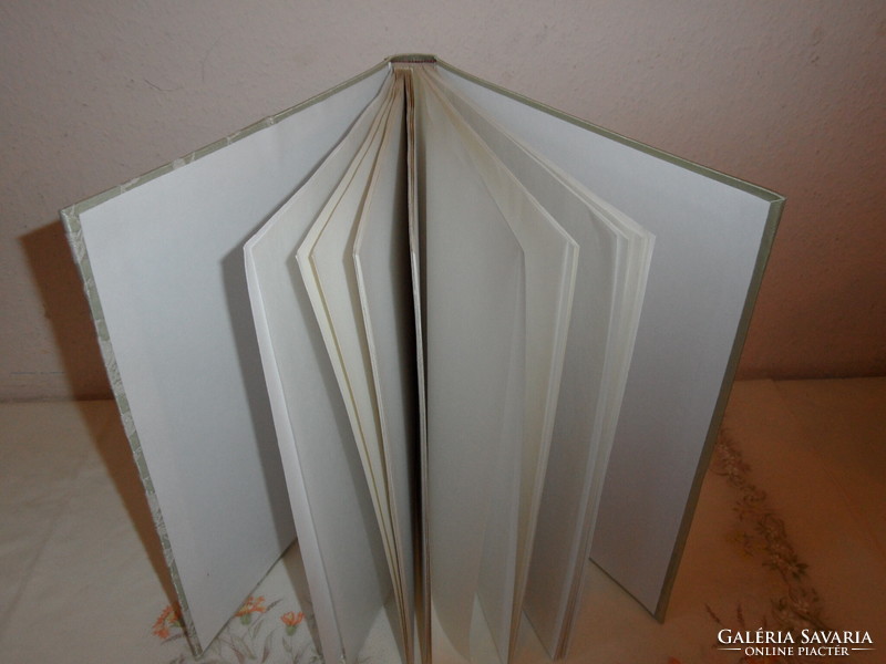 Large, silk-covered wedding photo album (30 pages)