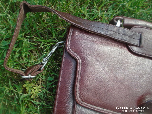 Men's genuine leather briefcase bought in Italy can also be worn on the shoulder with many, many trees and a number lock