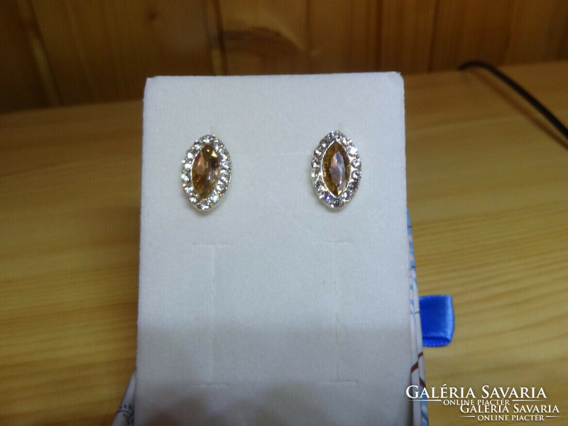 Plug-in earrings with zirconia stones, the stone in the center is peach-colored.