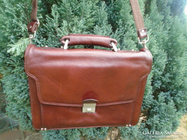 Men's genuine leather briefcase bought in Italy can also be worn on the shoulder with many, many trees and a number lock