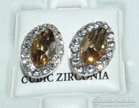 Plug-in earrings with zirconia stones, the stone in the center is peach-colored.