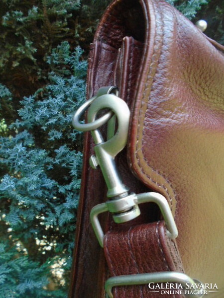 Men's genuine leather briefcase bought in Italy can also be worn on the shoulder with many, many trees and a number lock