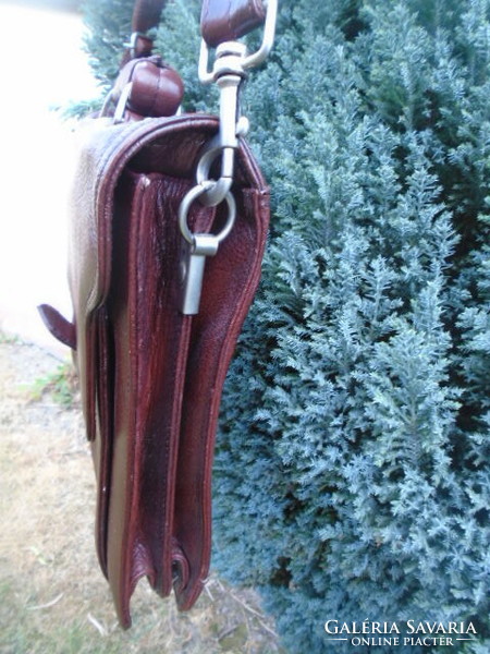 Men's genuine leather briefcase bought in Italy can also be worn on the shoulder with many, many trees and a number lock