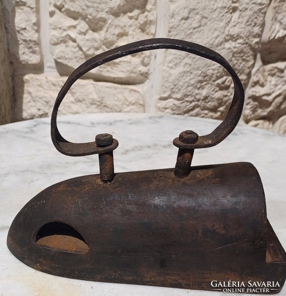 Antique iron, heavy cast iron 7.6 kg collar iron. Gastronomy for grilling meat hamburgers.