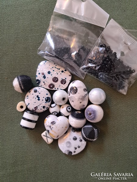 16 pieces of large string beads, black and white, coated with textile, glass and plastic, for jewelry making