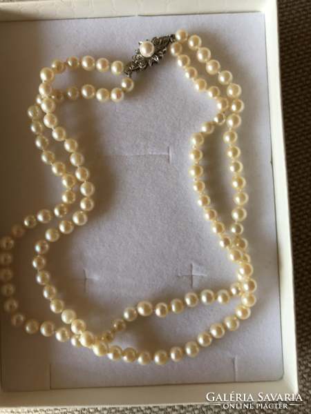 Real pearl necklace with 18 carat white gold clasp, with a pearl inside