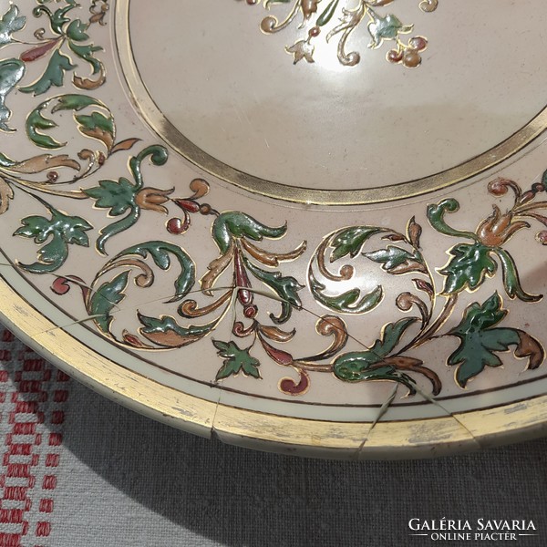 Schütz cilli (1870 -1900) historicizing wall majolica decorative bowl, 27 cm diameter, damaged