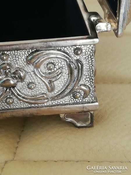 Decorative jewelry holder