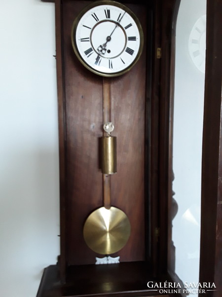 Large single-weight wall clock.