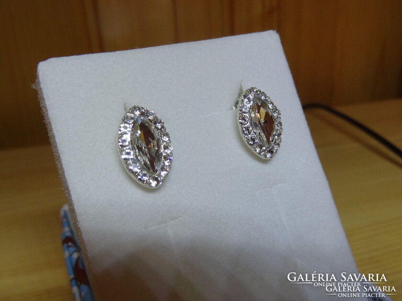 Plug-in earrings with zirconia stones, the stone is pure zirconia.