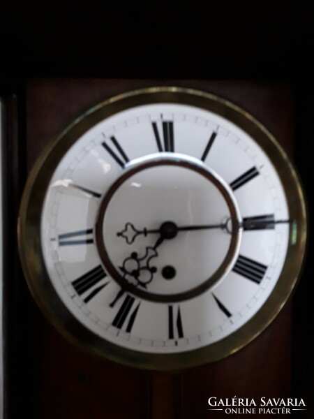 Large single-weight wall clock.