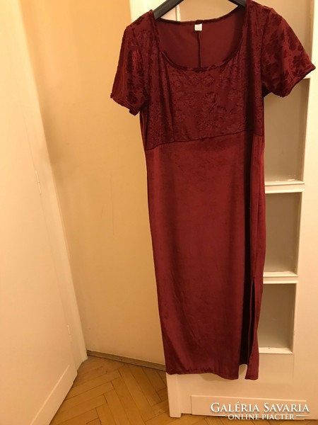 Maxi velvet dress. The upper part is patterned, the sides are slitted. Length: 130 cm, size: 44
