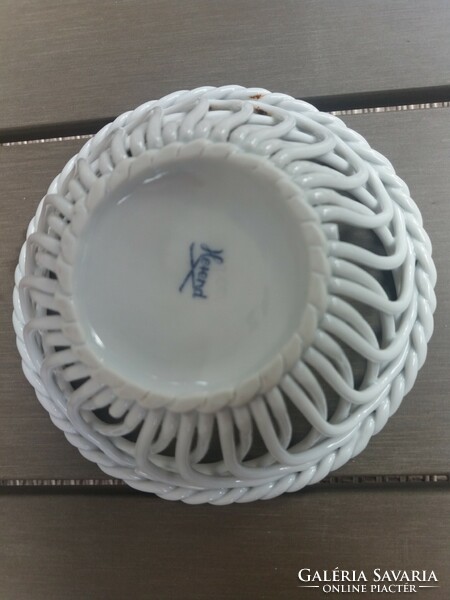 Jelzett Herendi porcelán fonott kosárka, kiskosár virág mintával