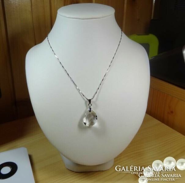 Marked 18 k. Gold-plated crystal shape pendant necklace. The chain is very beautiful.