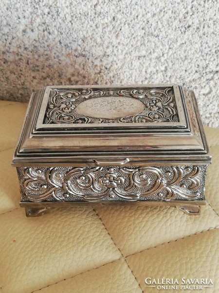 Decorative jewelry holder