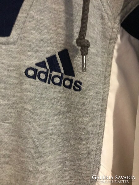 Adidas márkájú tréning ruha.Szürke színű sötétkék csíkkal. A felső kapucnis. 42-44-es méret.