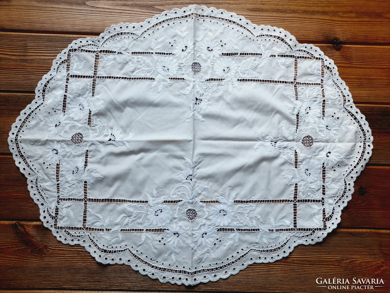 Oval embroidered tablecloth, 80 x 62 cm