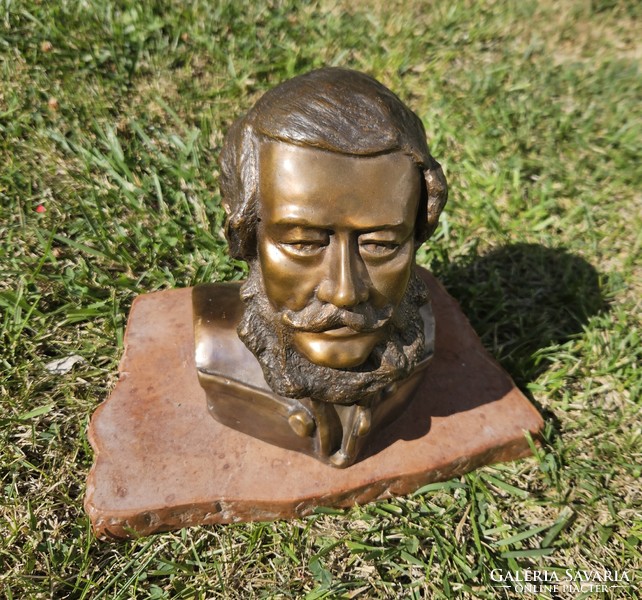 A bronze portrait of Louis Kossuth