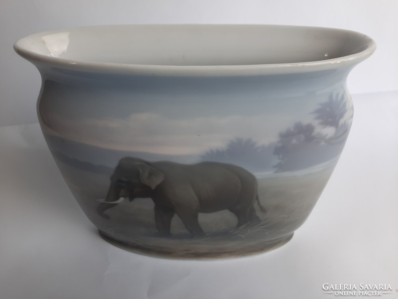Elefántot ábrázoló kézzel festett porcelán Kaestner váza  (Friedrich Kaestner)