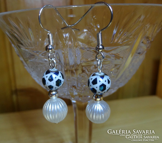 2-color earrings made of porcelain and acrylic pearls.