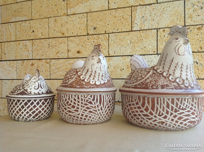 3 db különböző méretű "tyúkos" tál. Készítette: Papp János (1934-2004) keramikus