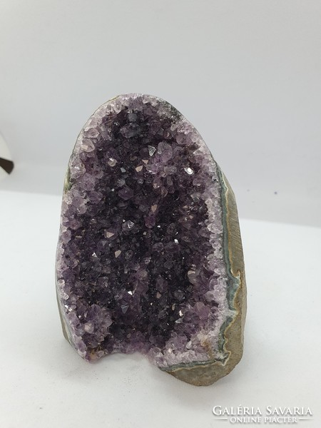 Amethyst mineral drusen