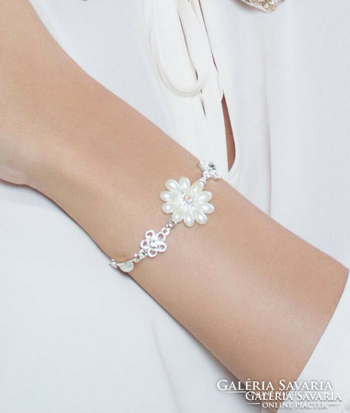 Bracelet is very beautiful, made of pearls, crystals, white and silver.