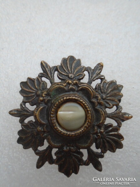 Industrial artist bronze brooch, perhaps József Péri's work, with a cat's eye semi-precious stone approx. The stone is 1 cm