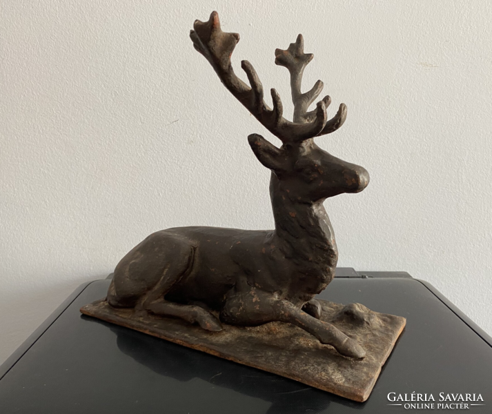 Iron deer statue (26 cm x 24 cm x 14 cm and 4.1 kg)