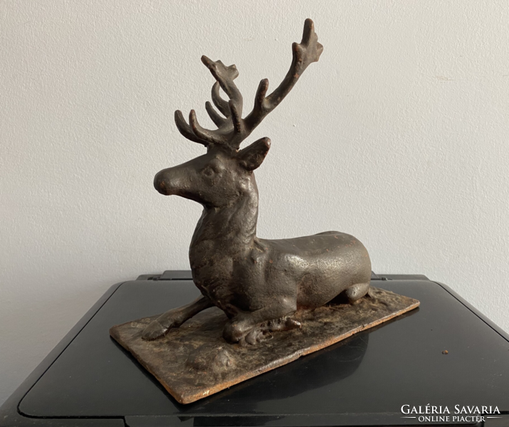 Iron deer statue (26 cm x 24 cm x 14 cm and 4.1 kg)