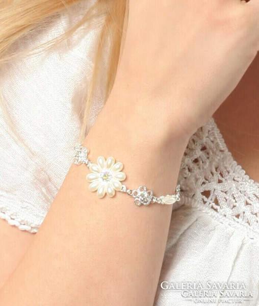 Bracelet is very beautiful, made of pearls, crystals, white and silver.