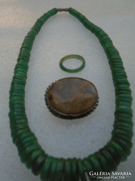 Dark green Chinese art deco jade-jadeite necklace from the 19th-20th centuries. No. Re-laced from the beginning