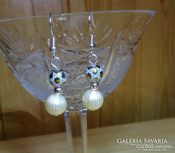 2-color earrings made of porcelain and acrylic pearls.
