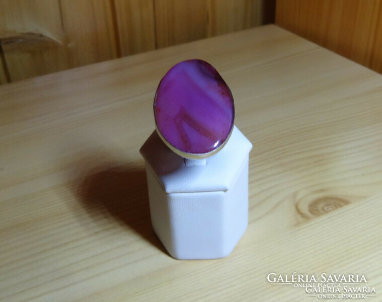 Oval agate mineral ring, the color depends on how the mineral is cut. The mineral is not thin. !