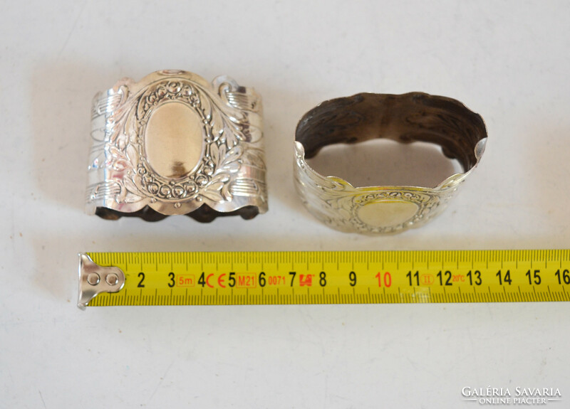 Pair of silver napkin rings. Baroque style flower with plant pattern.Nf
